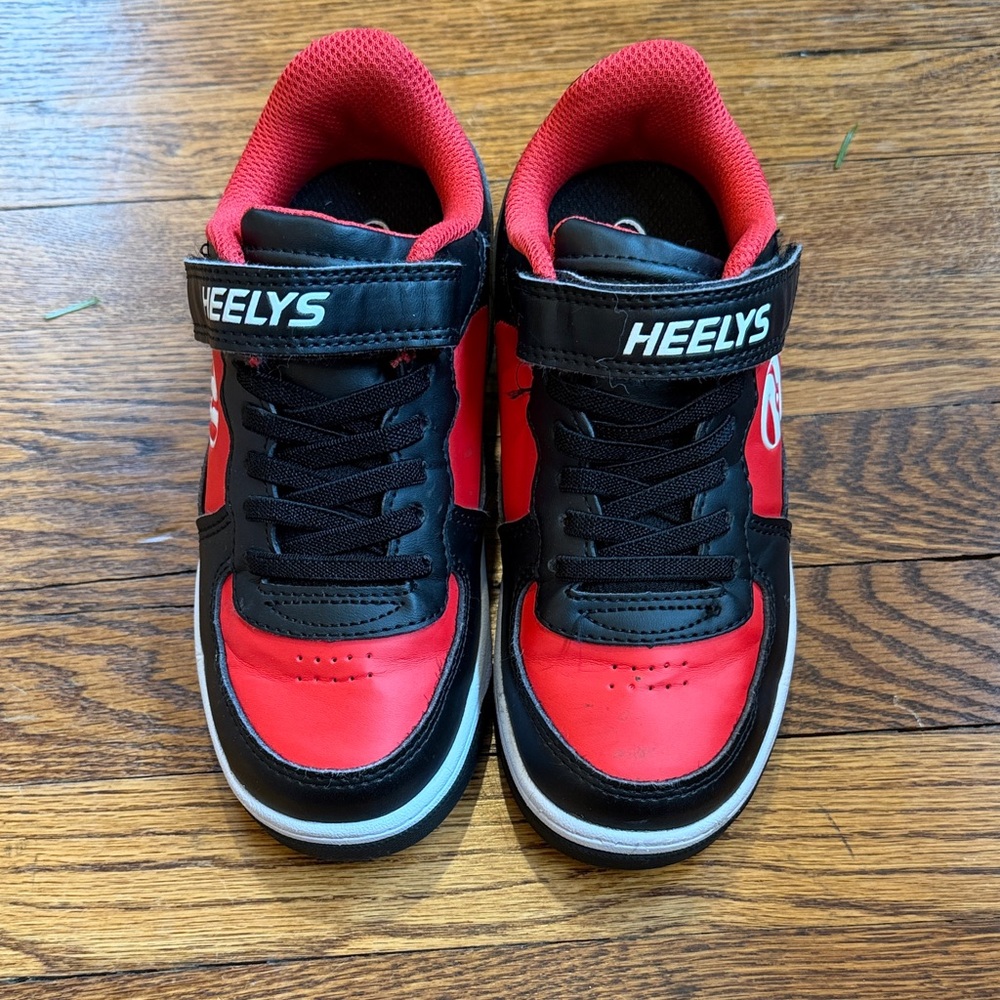 Kids size 1 Heelys